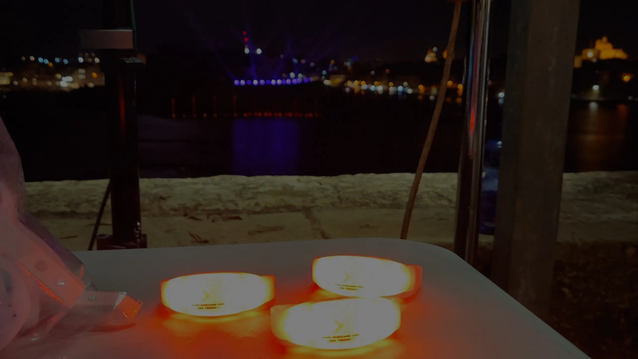 Synchronised led wristbands that can be controlled by the company Kodly.